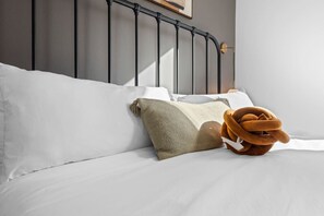 1 quarto, escrivaninha, ferros/tábuas de passar roupa, berço de viagem
