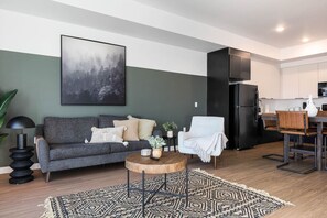 Living area - Light-Filled Artsy Stay in Little Tokyo, Walk to best Sushi Bars and Metro (Los Angeles)