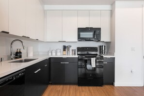 Private kitchen - Light-Filled Artsy Stay in Little Tokyo, Walk to best Sushi Bars and Metro (Los Angeles)