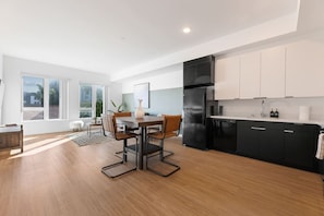 Fridge, microwave, oven, stovetop - Light-Filled Artsy Stay in Little Tokyo, Walk to best Sushi Bars and Metro (Los Angeles)