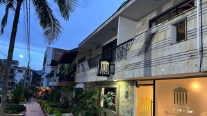 Un bâtiment portant une enseigne « Casa Kyros » et affichant un numéro de téléphone.