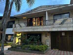 Exterior - Casa Kyros Boutique Coliving (Medellin)