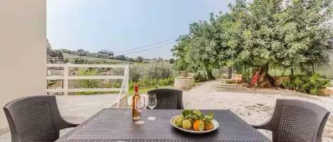 屋外ダイニングエリア