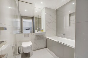 Bathroom - Large London Bridge Flat w/ Balcony Over River (Greater London)