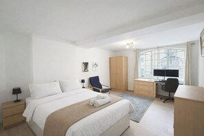 Room - Large London Bridge Flat w/ Balcony Over River (Greater London)