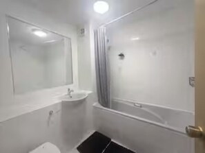 Bathroom - Large London Bridge Flat w/ Balcony Over River (Greater London)