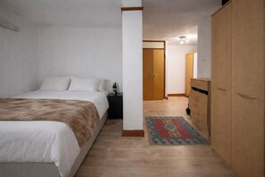 Room - Large London Bridge Flat w/ Balcony Over River (Greater London)