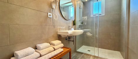 Chambre triple, balcon | Salle de bain | Douche, séchoir à cheveux, serviettes fournies