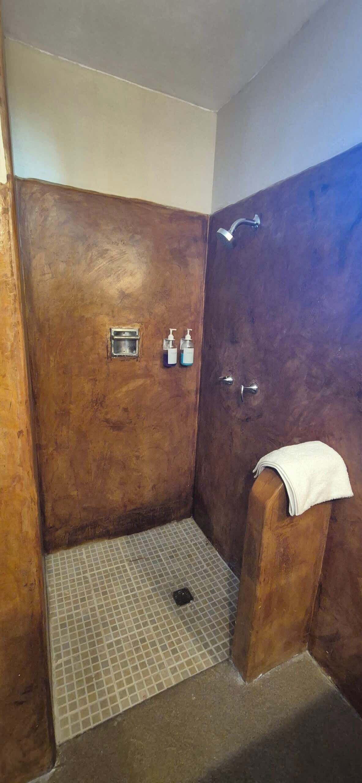 Shower, shampoo
