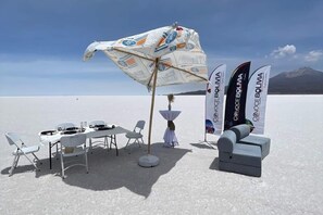 Outdoor dining - Perfect 1 airstream in Uyuni for a cozy getaway (Uyuni)
