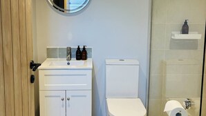 A bathroom with a toilet, sink, and shower. - The Loft – 1 bed space with gated parking (Binfield Heath)