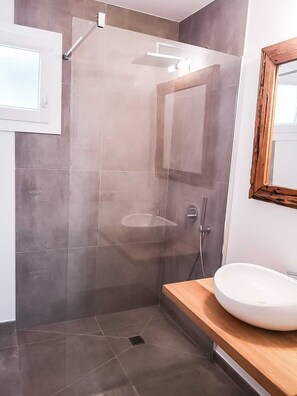 Shower, hair dryer, towels, toilet paper - Golf & Beach Holiday Home, Menorca (Son Parc)