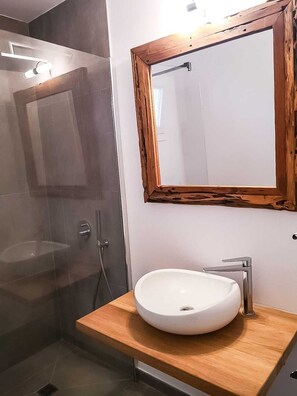 Dusche, Haartrockner, Handtücher, Toilettenpapier