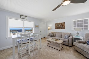 Condo, 1 cama Queen size y sofá cama (Gulf Village 207) | Área de sala de estar