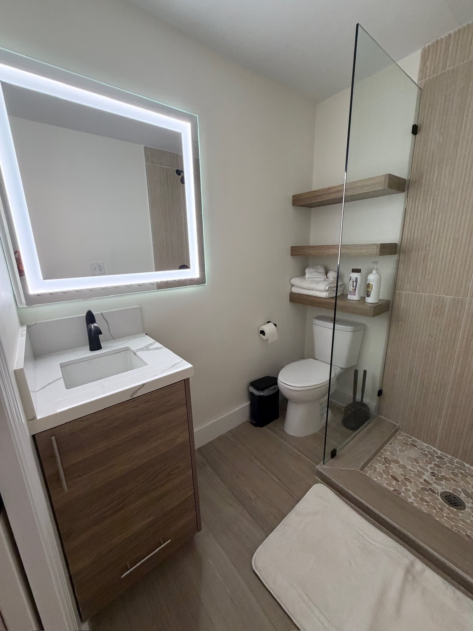 Een douche, een haardroger, shampoo