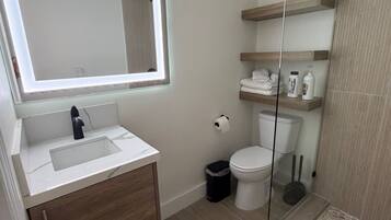 Een douche, een haardroger, shampoo