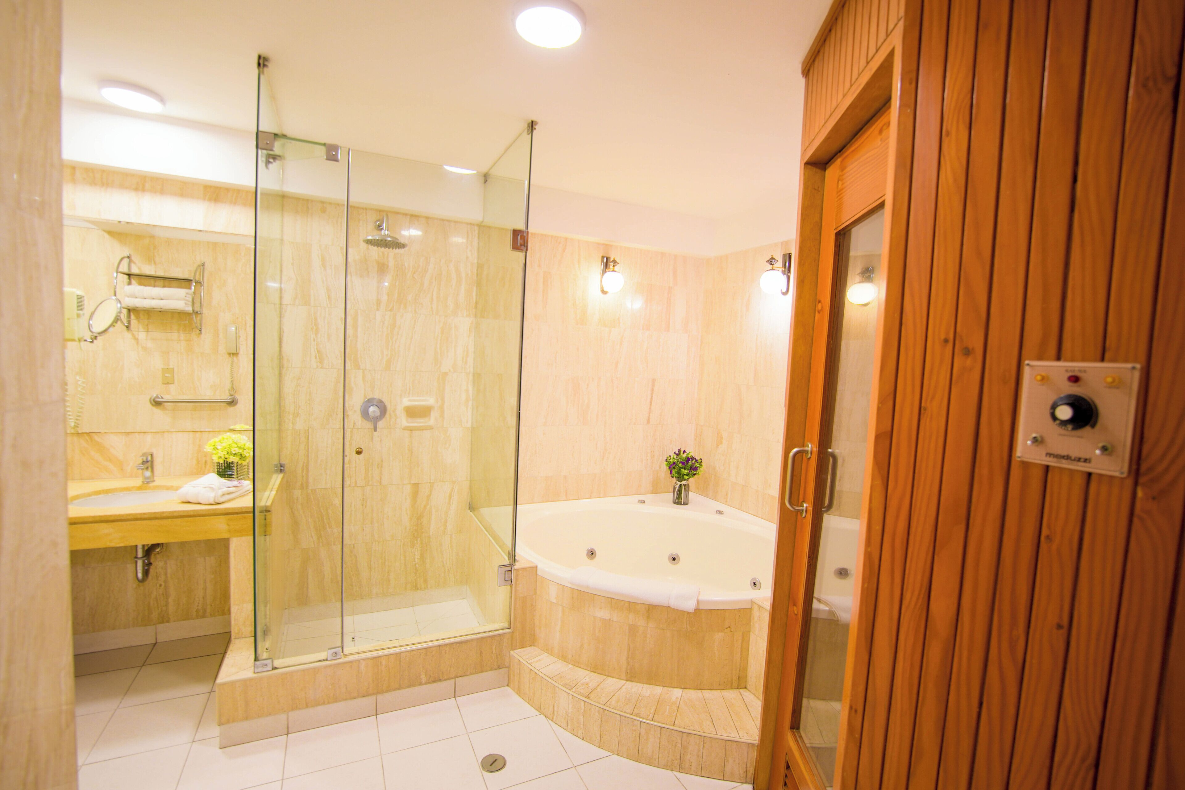 Suite superior, vistas a la ciudad | Baño | Artículos de higiene personal gratuitos, secador de pelo y toallas