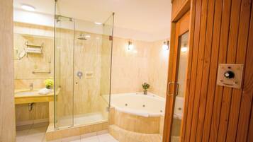 Suite superior, vistas a la ciudad | Baño | Artículos de higiene personal gratuitos, secador de pelo y toallas