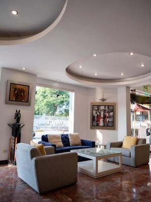 Lobby - Britania San Borja (Lima)