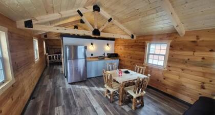 Beautiful 1-bedroom cabin with AC overlooking swim pond - Cabin #4