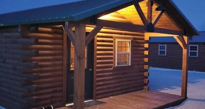 Beautiful 1-bedroom cabin with AC overlooking swim pond - Cabin #5