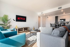 TV - Chic & Cozy, Walk to little Tokyo, Free Parking, Gym and Rooftop Views (Los Angeles)