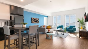 Eine moderne Wohnung mit Küche, Essbereich und Wohnzimmer.