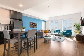 Dining - Chic & Cozy, Walk to little Tokyo, Free Parking, Gym and Rooftop Views (Los Angeles)