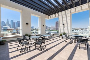 Outdoor dining - Chic & Cozy, Walk to little Tokyo, Free Parking, Gym and Rooftop Views (Los Angeles)