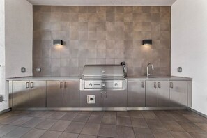 Private kitchen - Chic & Cozy, Walk to little Tokyo, Free Parking, Gym and Rooftop Views (Los Angeles)