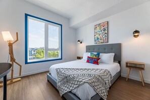 2 bedrooms, desk, iron/ironing board, travel cot - Chic & Cozy, Walk to little Tokyo, Free Parking, Gym and Rooftop Views (Los Angeles)