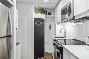 Kühlschrank, Mikrowelle, Ofen, Herdplatte