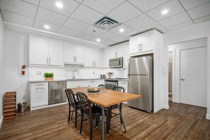 Fridge, microwave, oven, stovetop - Mountain Views Retreat, 1Bed | Steps to Downtown (Canmore)