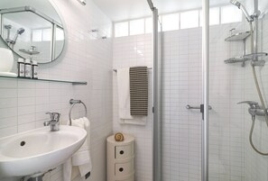 Dusche, Haartrockner, Handtücher, Shampoo