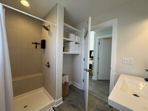 Shower, hair dryer, towels, soap - Carrollton Collection: The Tree House - 2BR Guesthouse Near Downtown + Parking (Indianapolis)