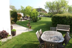 Outdoor dining - Cottage to the Sound of the Rooster (Saint-Lyé)