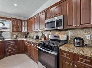 Private kitchen - 🌴 Private Resort-Style Luxury Backyard w/ Pool, Firepit, Lounge, Games (Miami)