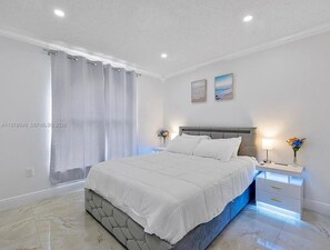 Room - 🌴 Private Resort-Style Luxury Backyard w/ Pool, Firepit, Lounge, Games (Miami)