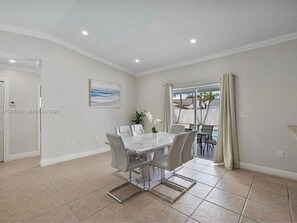 Dining - 🌴 Private Resort-Style Luxury Backyard w/ Pool, Firepit, Lounge, Games (Miami)