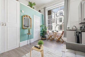 TV - Hyde Park Studio Flat by Keyhol Stays (London)