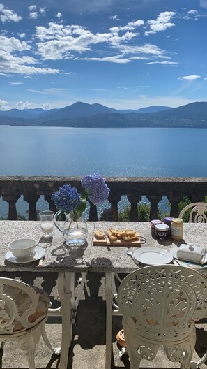 Outdoor dining - Stunning Lake Maggiore Villa, pool and panoramic views, timeless Italian charm (Gonte)