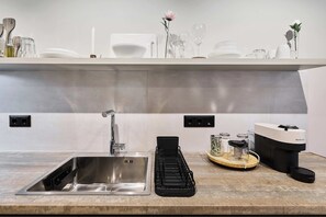 Mini-fridge, cookware/dishes/utensils - Moid Urban Suites (Athens)