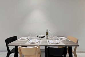 Mini-fridge, cookware/dishes/utensils - Moid Urban Suites (Athens)