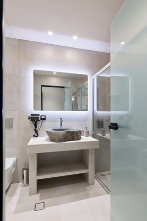 Shower, towels, soap, shampoo - Moid Urban Suites (Athens)