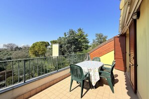 Outdoor dining - S361 – Sirolo, apartment in a residence with swimming pool (Sirolo)