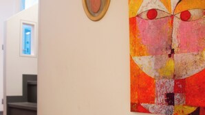 A staircase with wooden steps and a wall-mounted deer head decoration. - Casa Zeda WelcHome (Intra)