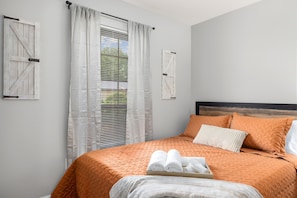 3 chambres, fer et planche à repasser, Wi-Fi, draps fournis