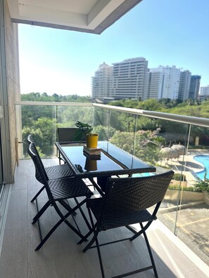 Apartment, Pool View | Outdoor dining - Apto. con terraza piscinas y playa (Santa Marta)