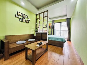 Studio Suite Mewah, balkon, pemandangan kota | Setrika/meja setrika dan Wi-Fi gratis