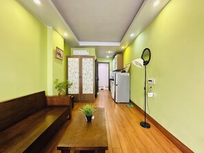 Studio Suite Mewah, balkon, pemandangan kota | Interior